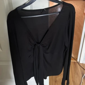 Knyttopp från gina - Säljer denna trendiga knyttopp från gina! Använd en gång så nyskick.