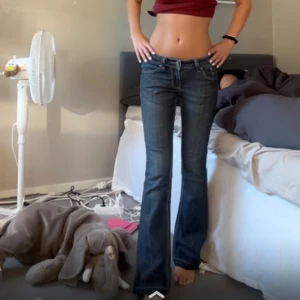 Low waist jeans  - Så fina låhmidjqde jeans som är bootcut. Midjemått är 36 cm oxh innerbenslängd är ca 76 cm (passar mig perfket som är ungefär 165) Såå fina❤️(har spretat upp dom där nere så de är längre) 