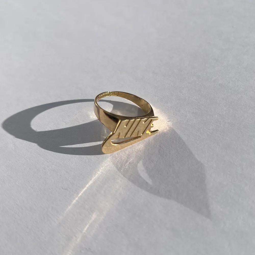 Super snygg supreme nike guld ring från ”fall 2019 collection”. 14k guld. Storlek US 9 eller 19mm i diameter. Små skador på påsen men inga skador på själva ringen.. Accessoarer.