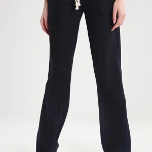 Roxy linnebyxor svarta - Jättefina svarta linnebyxor från roxy, säljer dom då dom inte kommer till användning längre! Endast använda 1 gång och inga defekter. Skriv för egna bilder och pris kan kanske diskuteras, nypris 600kr🥰