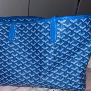Liknande väska  - En goyard liknande väska som jag köpte i Spanien för ett tag sedan. Den är i ett mycket bra skick men dragkedjan har gått sönder så den går nog inte att stänga men kan säkert fixas. 
