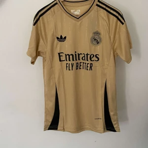Real Madrid GULD Kit 24/25  - Den speciellt guldiga versionen av Real Madrid. 