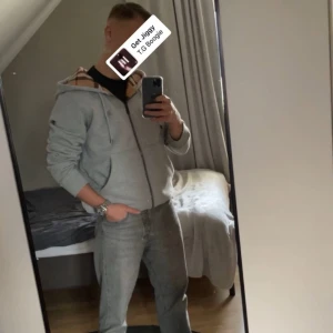 Burberry zip hoodie grå - Burberry zip hoodie grå.  Storlek M.  Väldigt bra skick 9/10.  Säljer då jag inte använder den längre. Byten kan vara intressant  