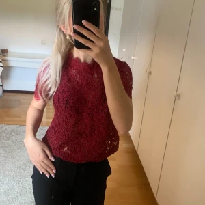 Zara topp - Jättefin topp från zara. Obs lite mer vinröd i  verkligheten, min kamera ger inte helt rättvis färg🥰