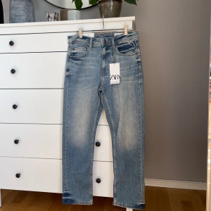 Blåa raka jeans aldrig använda  - Raka långa jeans (mer raka än på bilden) aldrig använda, prislappen sitter kvar. Köpta från Zara. 