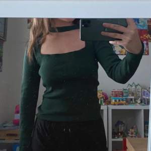 Super fin topp med choker ifrån Zara i en super fin grön höstig färg. Använd fåtal gånger.