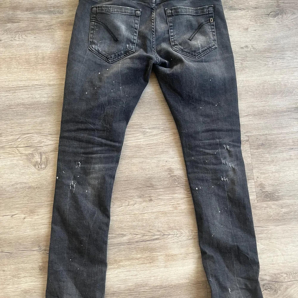 Säljer nu dessa grymt feta Dondup jeans i modellen Geroge | Storlek 31 | Hör av er vid minsta lilla fråga! . Jeans & Byxor.