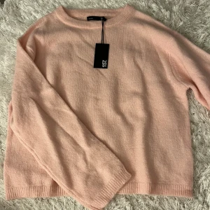 Stickad tröja - Jättefin stickad tröja från lager 157 i sötaste rosa färgen. Storlek S men passar även Xs. Köptes för 150kr och är helt oanvänd (lappen är kvar). Säljer för nypris då den är slutsåld i nästintill alla storlekar💞💞