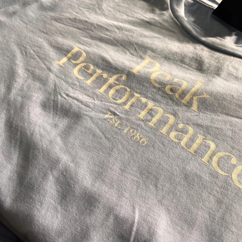 Peak performance stl 170,ljusblå. Mycket fint skick.Använd ett fåtal tillfällen.. T-shirts.