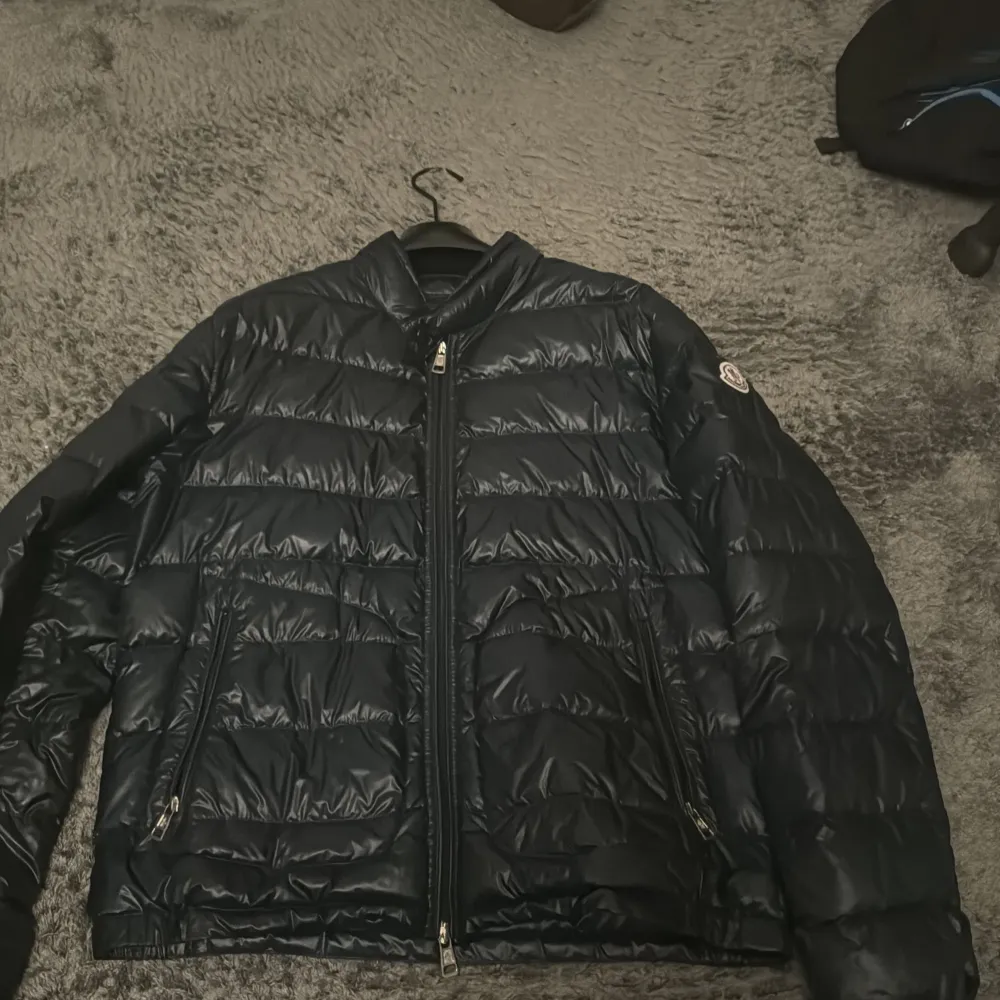 Moncler acorus down jacket | skick 9/10 | storlek 1-small | nypris 12899 | pris 2899 | äkthetsbevis finns | frakt på köparens bekostnad | hör av dig vid frågor eller funderingar📩. Jackor.