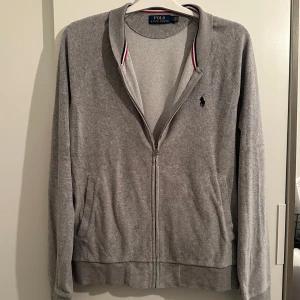 Fullzip från Polo Ralph Lauren  - Fullzip från Polo Ralph Lauren | Storlek: M  - Skicket på Zip-tröjan är väldigt bra utan defekter - Nypris 1999 kr