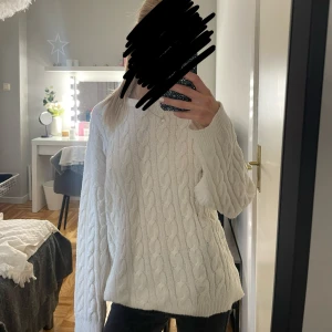 Vit stickad tröja från Zara - Säljer en supermysig vit stickad tröja!