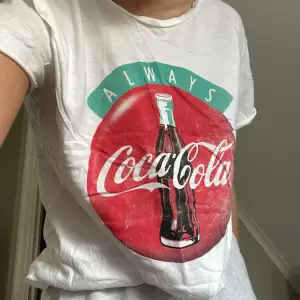 T-shirt med Coca Cola-tryck som jag nästan aldrig har använt. Den är dock lite skrynklig pga att den har legat i min garderob under en längre tid.❣️