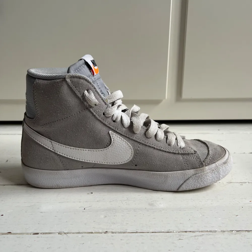 Snygga Nike blazers. Använda några gånger men varsamt använda. Nypris ca 1000 kr, mitt pris 550k kr. . Skor.