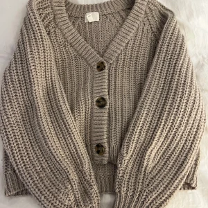 stickat - tjockare stickad kofta med knappar fram. 