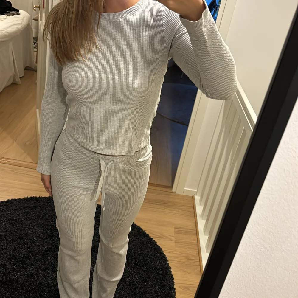 Pyjamas set, inga defekter Dom är bootcut    Jag är 164 cm . Övrigt.