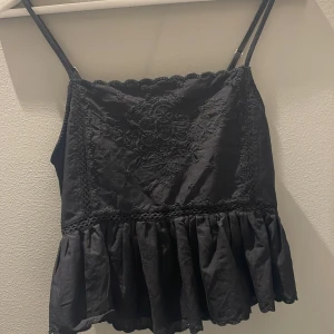 Söt topp med broderi 💕💕 - Söt topp med broderi aldrig  använd💕💕💕 