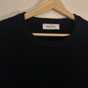 Gran sasso tröja  - En jätte fin stickad gran sasso tröja, köpt för några dagar sedan som man kan se på kvittot, befinner sig i ett helt nytt skick!  Ge även bud