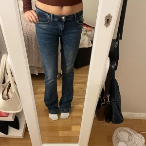 Lågmidjade jeans - Lågmidjade jeans från LTB. Finns en defekt men är lätt att sy, se bild.❤️ordinarie pris 915kr