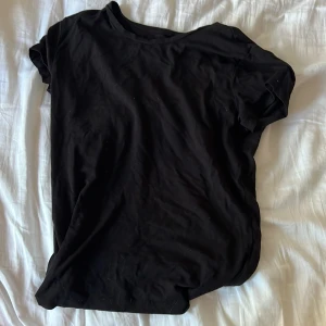 kort ärmad tröja - kort ärmad tröja från gina i storlek M, men passar som S💕💕