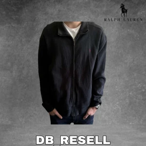 Polo ralph lauren full zip  - Tja säljer då en galet fet ralph lauren zip i bra skick. Säljs då den inte längre används och bara stått i garderobern. Skriv vid intresse och kom med bud kan gå ner i pris vid snabb affär!