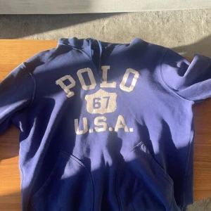 Ralph lauren hoodie - Säljer nu en as fet Ralph lauren hoodie, den hör är sällsynt och perfekt nu för hösten och vintern. Ny pris ligger på runt  1500 mist pris endast 599 hör av er vid fler frågor 