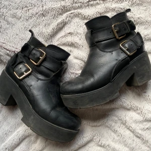 Johnny bulls stövlar  - Äkta Johnny bulls skor. Använda ett par gånger. Passar perfekt för vinter som sommar, riktigt året runt skor. 