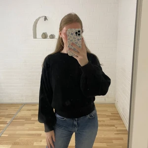 Svart tröja  - Lite finare svart tröja från zara. storlek 36 i bra skick. 