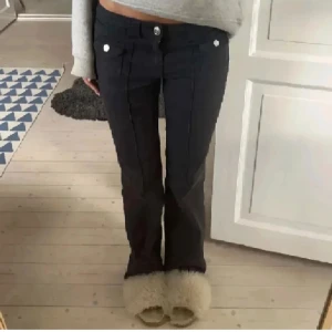 Säljer dessa jeans i stl 36 (S) jätte snygga och knappt använda säljer för 400kr - 💕