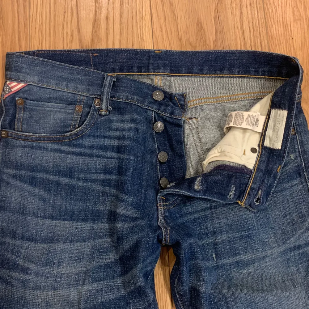 Säljer ett par snygga blå jeans från Ralph Lauren. Skick 9/10. . Jeans & Byxor.