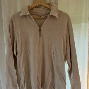 Weekday frotté långärmad - Säljer min weekday tröja nu eftersom den är för liten! Hör gärna av er för frågor osv…