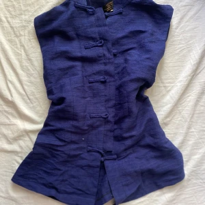 Mörkblå blus - Snygg strukturerat mörkblå blus med knappar. Snygg till jobbet eller fest och går att styla både upp och ner. 100% siden.