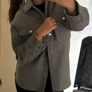 Grå kappa - supersöt kappa men kommer tyvärr inte till användning  Strl XS men passar även S