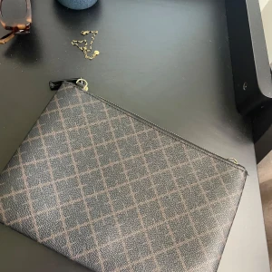 Malene biger väska - Brun svart malene biger väska, knappt använd och är i nyskick mått:  Höjd: 17 cm i storlek One Size Längd: 25 cm i storlek One Size Axelband finns och går och fästa i väskan  Nypris 900 kr, mitt pris 500