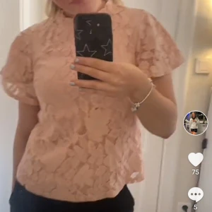 Spets topp - Jättefin rosa spets topp i storlek 40 men jag skulle säga att den är en S/M. 🤗💞