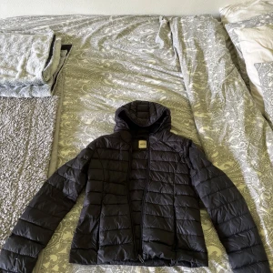 Dunjacka - En Basic dunjacka men de går inte att stänga dragkedjan på annars är den ok