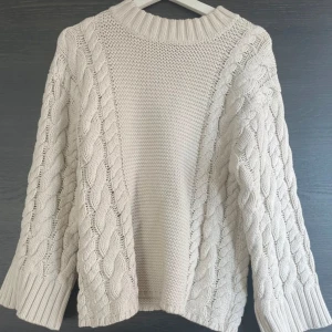 off white kabelstickad tröja från gina - beige/cremefärgad kabelstickad tröja från gina tricot