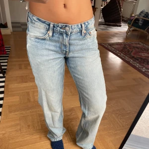 low waist jeans - säljer mina arrow jeans ifrån weekday! de är i bra skick och använda enbart några gånger💕 midje/höftmått: 86cm innerbenslängd: 80cm
