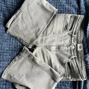 Säljer ett par snygga grå jeans från lager 157. Säljer pågrund av att dem är förstora för mig, skulle säga att dem är lite bootcut med en slits på slutet 🌷 Skriv för tydligare bilder 🩷💐sista bilden är modellen fast i svart🌷