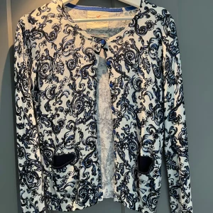 Blå mönstrad tröja från Holly&Whyte by Lindex i storlek s - Storlek S Blå vitt mönstrad Lite skick på användning men inga fläckar 