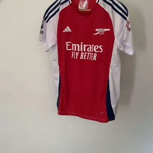 Arsenal hemma tröja 24/25 - Finns fler tröjor inne på mitt konto 