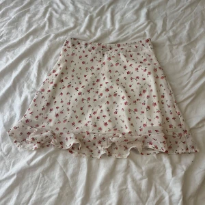 Blommig kjol - En blommig kort kjol med dragkedja 