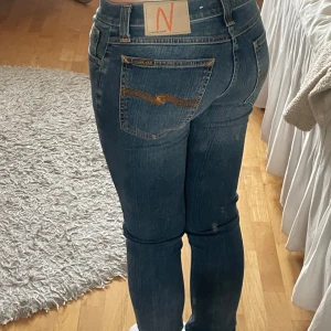 Low waist jeans - Säljer dessa low waist jeans i storlek 27/34 det är skinnet jeans som man kan göra om till bootcut, ha kvar skinny, göra till kjol eller shorts💕 köpte för 150