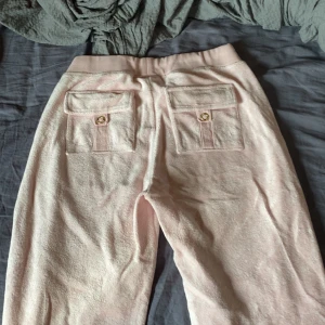 Renaissance Caisa Low Rise Pant Almond Blossom - Knappt använda, storlek xs fick dem av ett x men vill inte ha dem använde dem 1 gång sen har dem bara legat