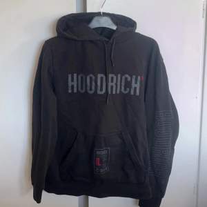 Säljer denna snygga Hoodrich hoodie med tryck på ryggen, ärmarna luvan och i fram. Tror inte denna säljs längre. Strl M men passar mig bra som vanligtvis har S. I använt skick. Skriv privat för mer frågor 🌟😊