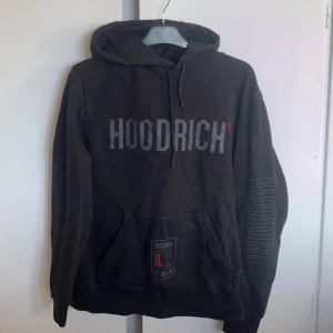 Hoodrich hoodie - Säljer denna snygga Hoodrich hoodie med tryck på ryggen, ärmarna luvan och i fram. Tror inte denna säljs längre. Strl M men passar mig bra som vanligtvis har S. I använt skick. Skriv privat för mer frågor 🌟😊