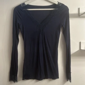 Intimissimi - Den har blivit nopprig och har några trådar på sig men inget som syns jätte mycket!