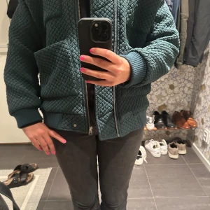 Jacka  - Säljer denna superfina jacka fårn Carin Wester storlek xs men är stor i storleken  Superfint skick