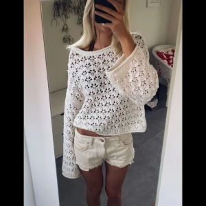 Stickad tröja gina - Stickad tröja från gina i fint skick, inga defekter. Kommer inte till användning längre. Storlek S men passar även xs. Finns inte att köpa längre, nypris 399kr🩷. (Första bilden är lånad)