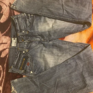 Lågmidjade jeans - Coola jeans som tyvärr inte kommer till användning nå mer dom är lite sluta vid fötterna!